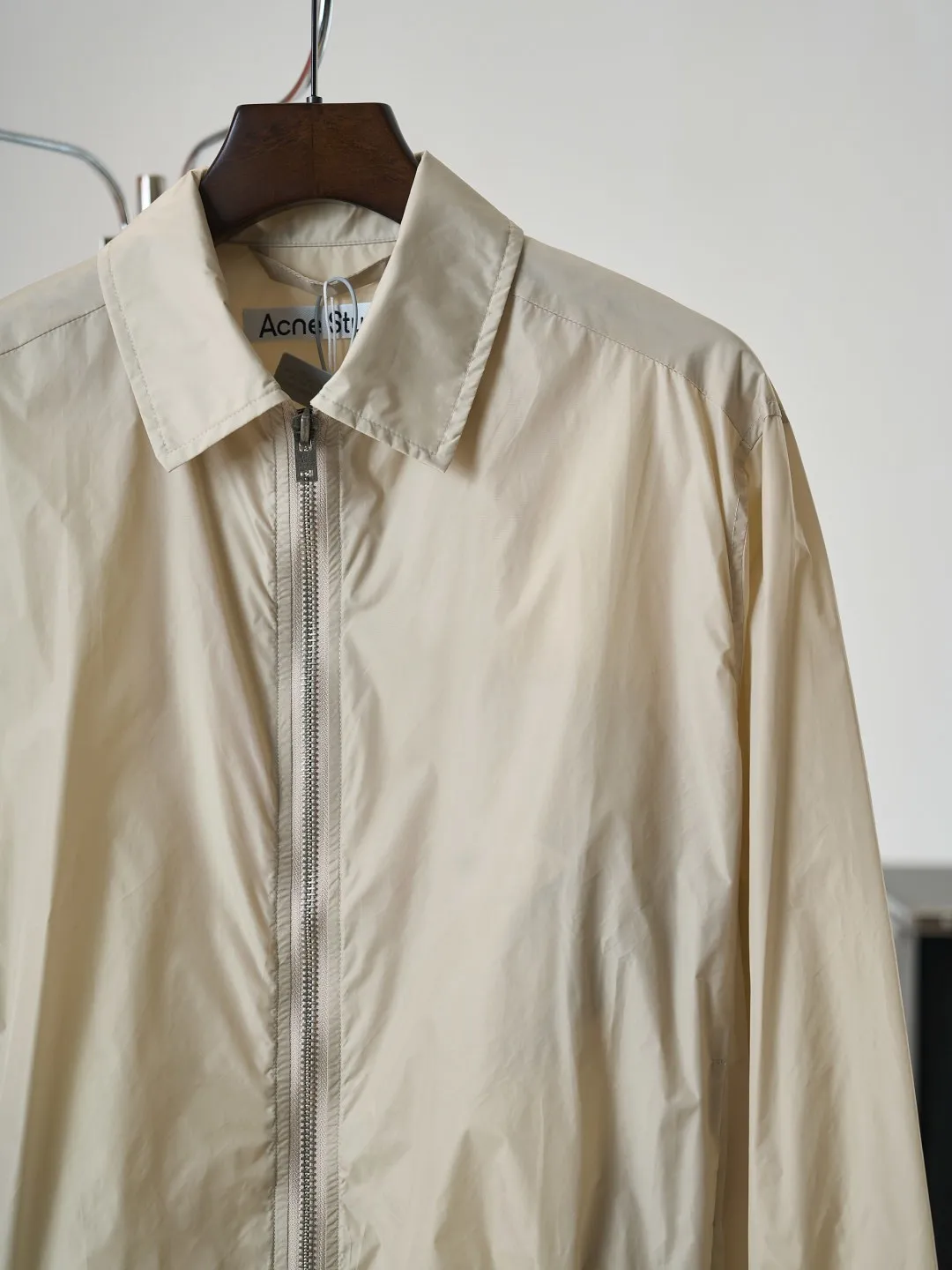[Real auction] Acne Studios letter logo technical fabric zipper jacket [In Stock] 42 44 46 48 Purchased and developed by Authentic 5500, cotton and nylon blended technical fabric, customized rayon LOGO jacquard, reflective printing, high temperature pre-shrinking, customized 1:1 buttons, customized 1:1 trademark, fitted version